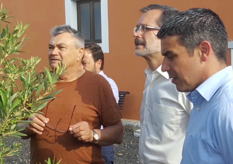 El propietario del prestigioso aceite junto al presidente del Cabildo de Fuerteventura, Marcial Morales y al consejero de Agricultura del Gobierno de Canarias, Narvay Quintero.  