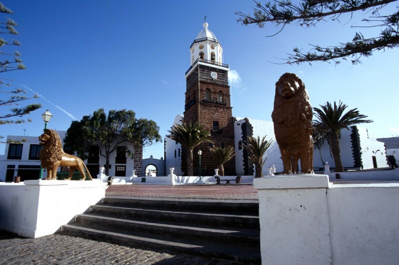 Resultat d'imatges de plaza de los Leones Lanzarote