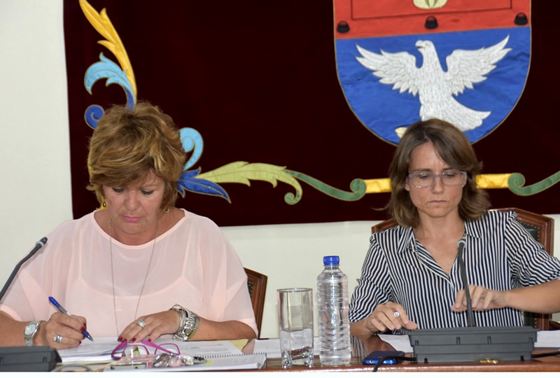 La alcaldesa de Arrecife, Eva de Anta, junto a la nueva secretaria, Pilar Machín.