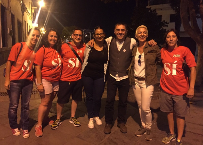 Cargos del PSOE de Arrecife posan con el cofundador de Podemos, Juan Carlos Monedero