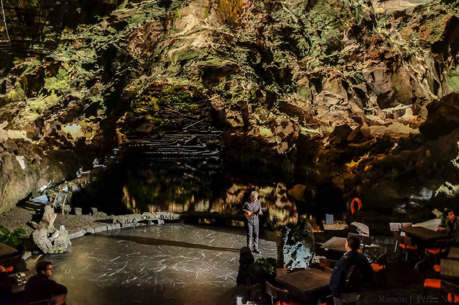Toñín Corujo en Jameos del Agua (Fotografía Ramón. J pérez)