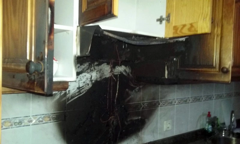 Extinguen un incendio en la cocina de una vivienda de Arrecife ...