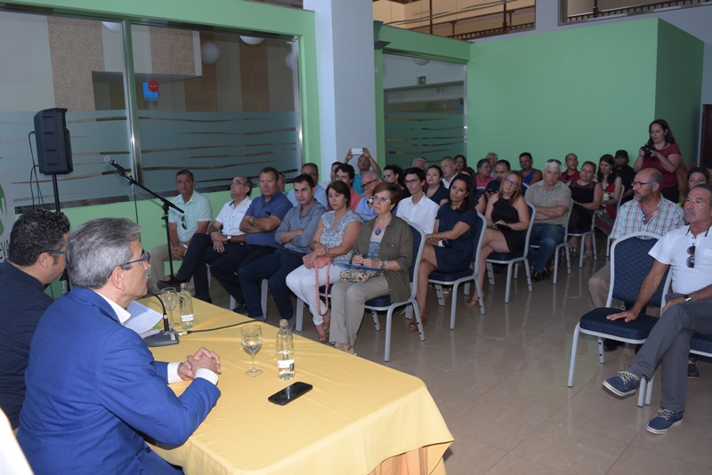 Entre el público se dieron cita represeantes de diversos colectivos sociales y empresariales