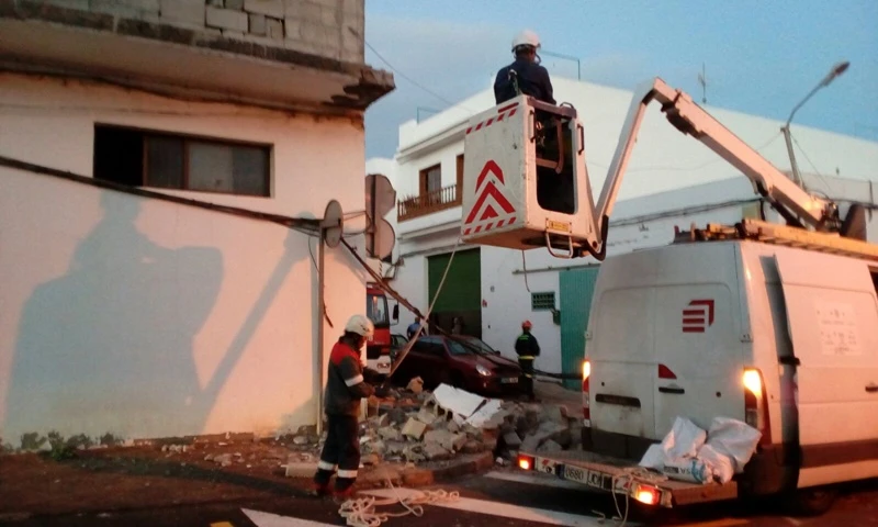 Cae parte de la fachada de una vivienda en construcción en Altavista ...