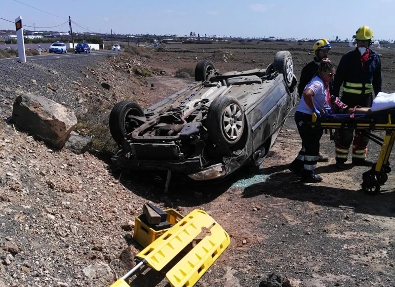 Herida tras salirse de la vía y volcar con su vehículo en Tías ...