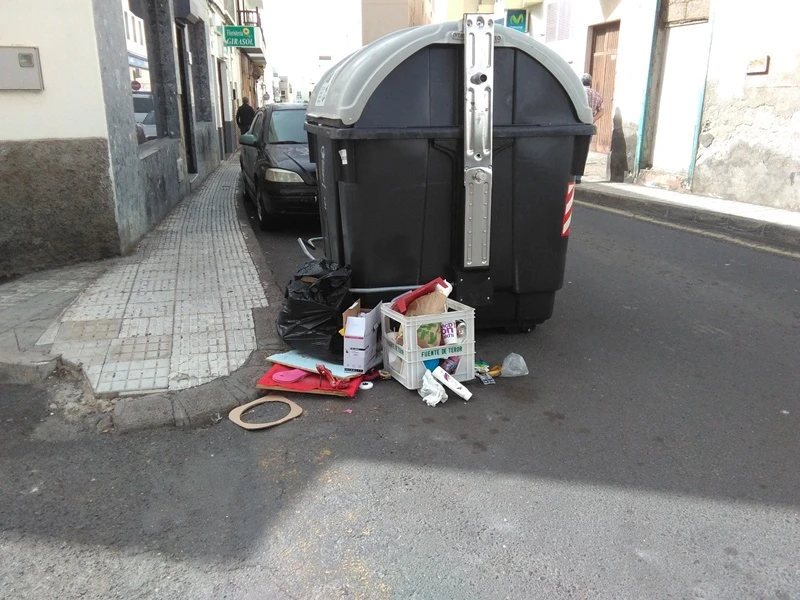 Los vecinos denuncian la basura acumulada en la calle Pérez Galdós de ...
