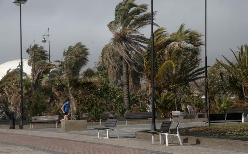 Viento fuerte y mala mar este sábado en Lanzarote - Lancelot Digital