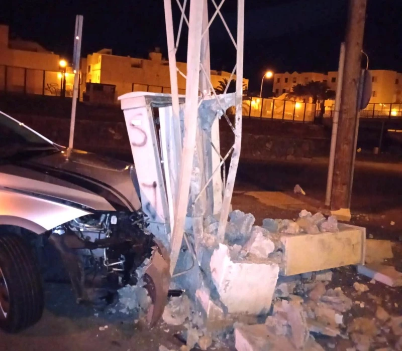 Choca contra un poste de la luz en Arrecife - Lancelot Digital ...
