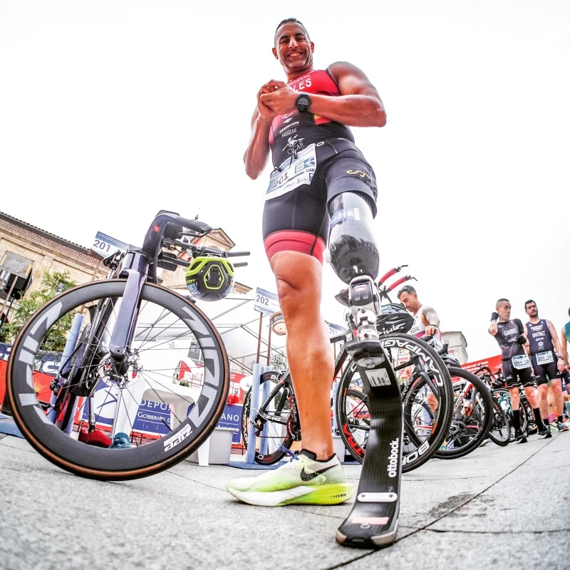 Lionel Morales junto a su bicicleta