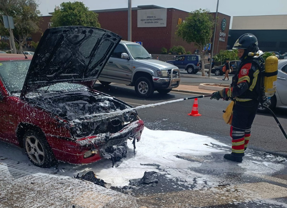Arde un vehículo en plena Rambla Medular de Arrecife
