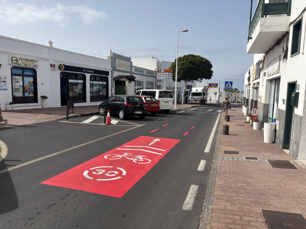 Tías estrena ciclo calles con prioridad para bicicletas