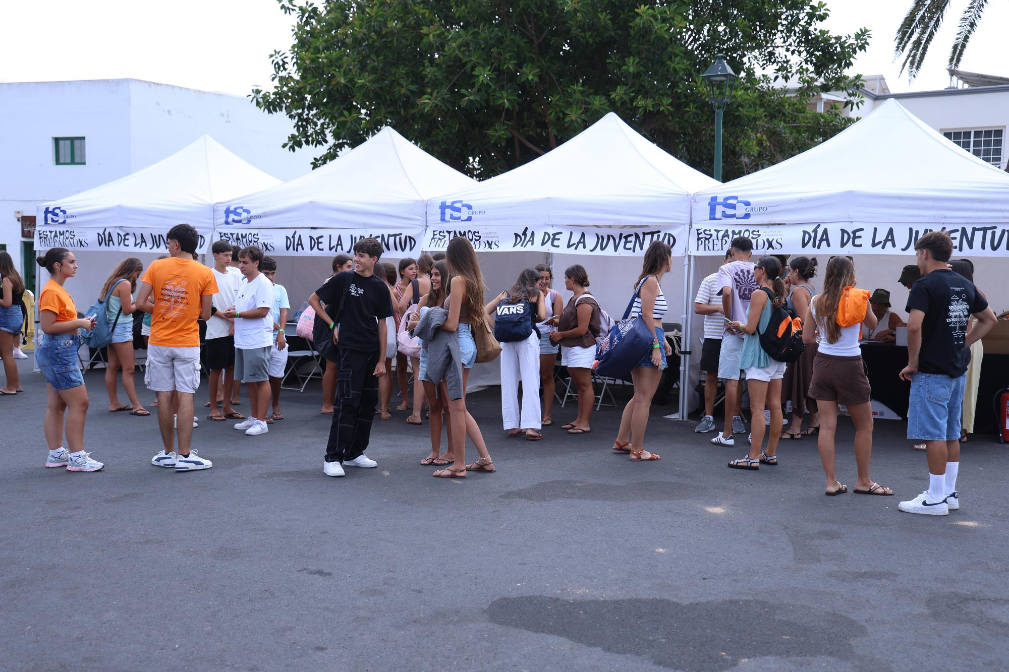 La jornada, celebrada en la plaza de San Roque en Tinajo, contó con una variada programación de actividades, talleres y música en vivo