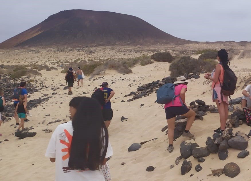 Jóvenes de Arrecife disfrutan de una excursión a La Graciosa