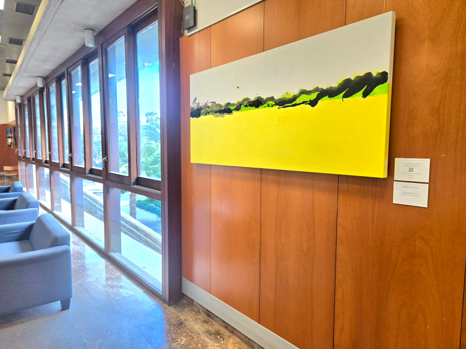 Alicia en la biblioteca