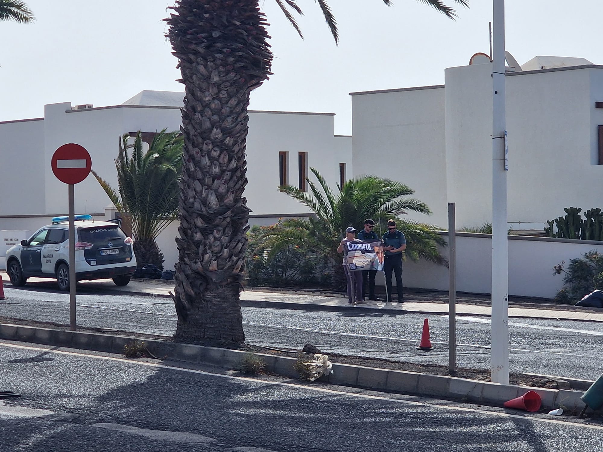 Suele portar un cartel denunciando los casos mediáticos de posible corrupción2 Suele portar un cartel denunciando los casos mediáticos de posible corrupción2