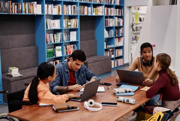 Jovenes emprendedores estudiando