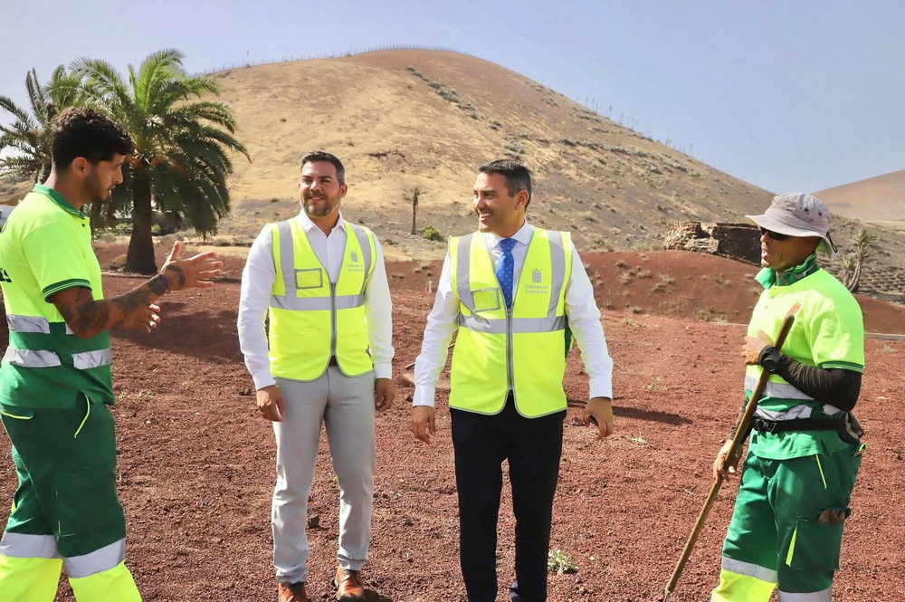Oswaldo Betancort y Jacobo Medina junto a trabajadores