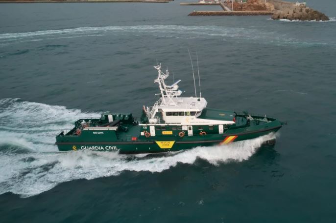 Remolcan una embarcación con 49 personas en circunstancias inusuales