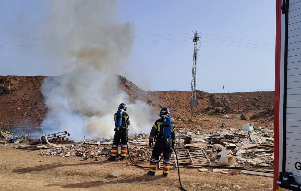 Pequeño incendio de basura San Bartolome