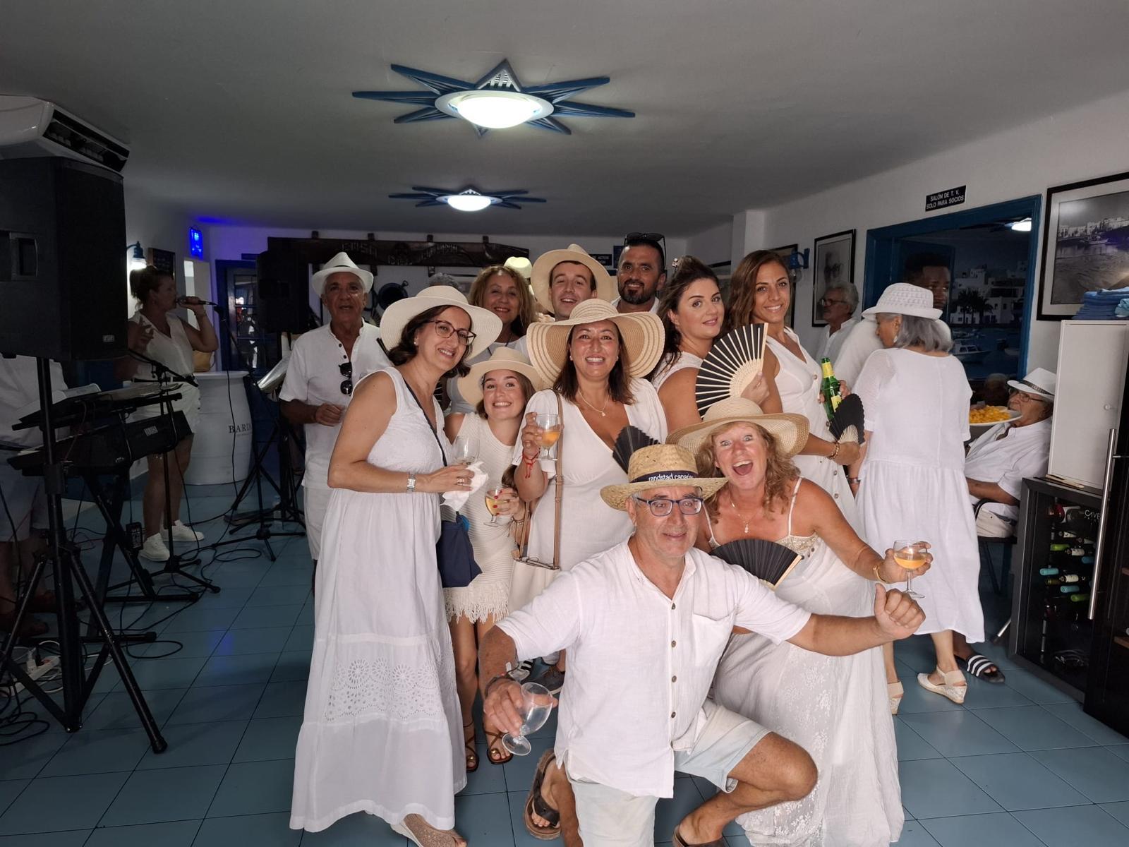 Tardeo en blanco en la Casa del Miedo