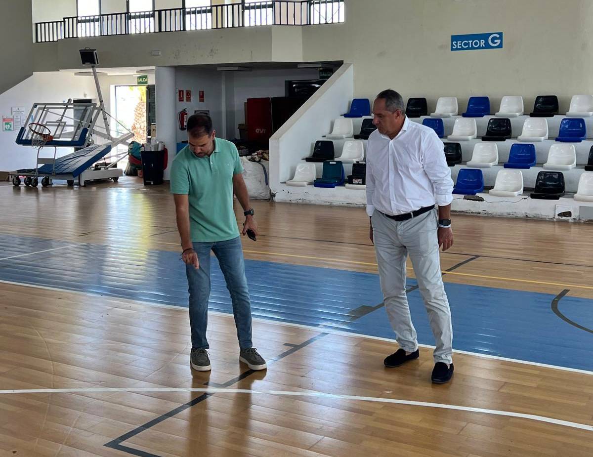 Casi lista la sustitución del parqué del Pabellón de Tinajo