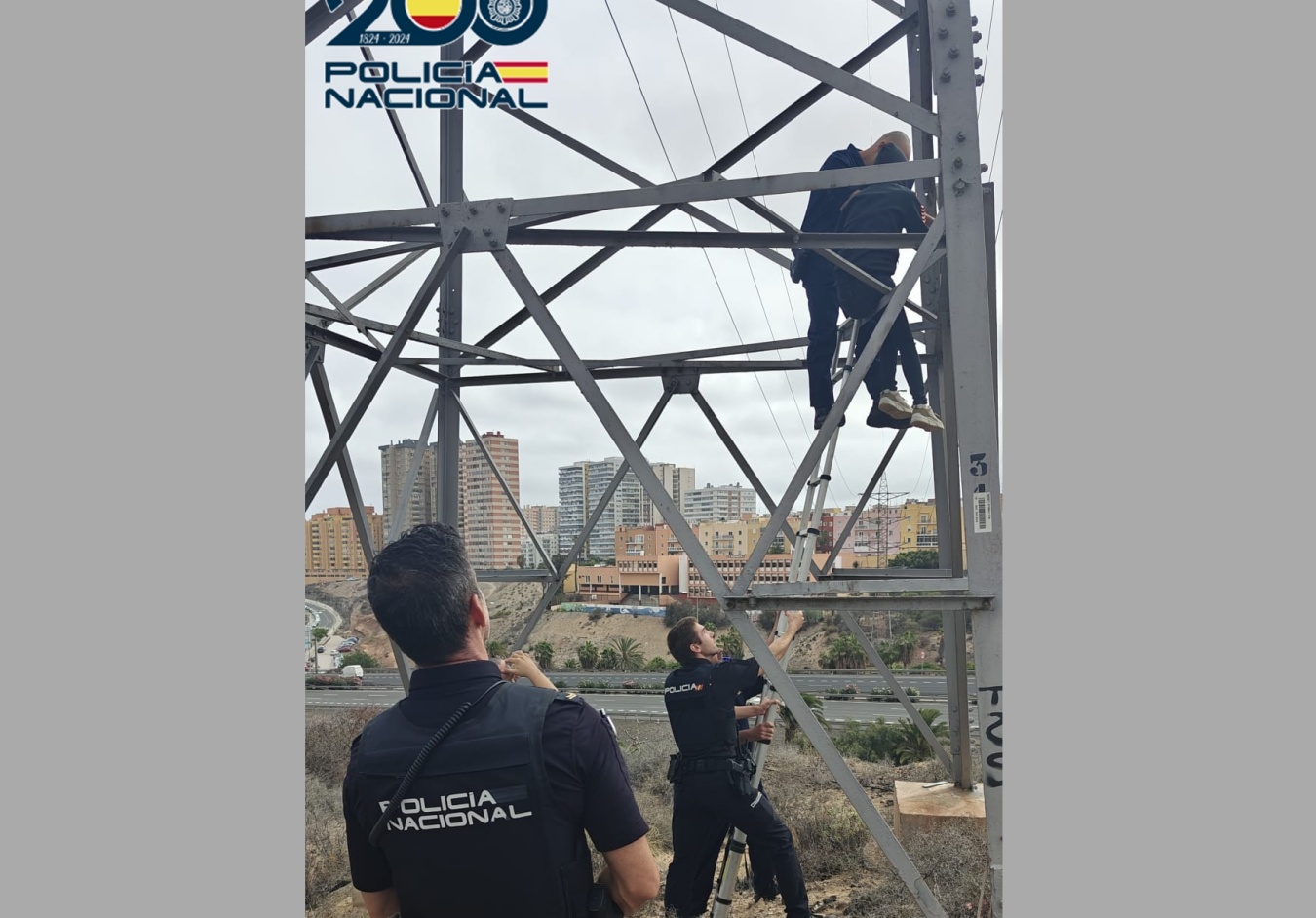 Recate de una mujer subida a una torreta