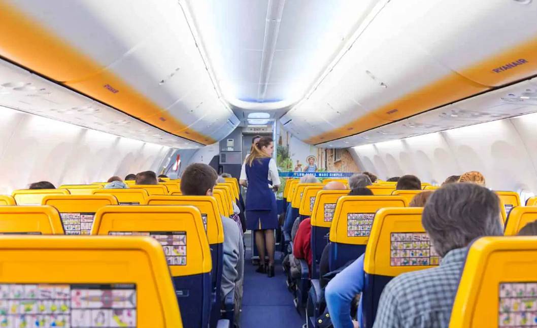 Se emborracha, fuma e insulta a otros pasajeros cuando viajaba a Lanzarote