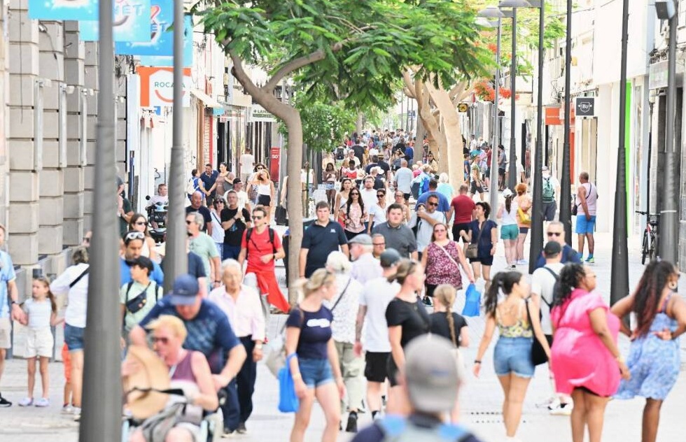 Arrecife es zona comercial abierta Arrecife es zona comercial abierta