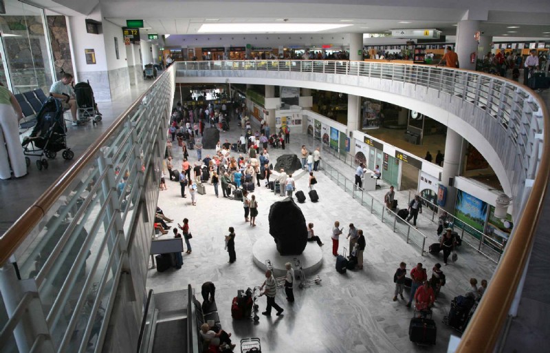 Los aeropuertos canarios han alcanzado el pasado mes 4,7 millones de pasajeros en agosto