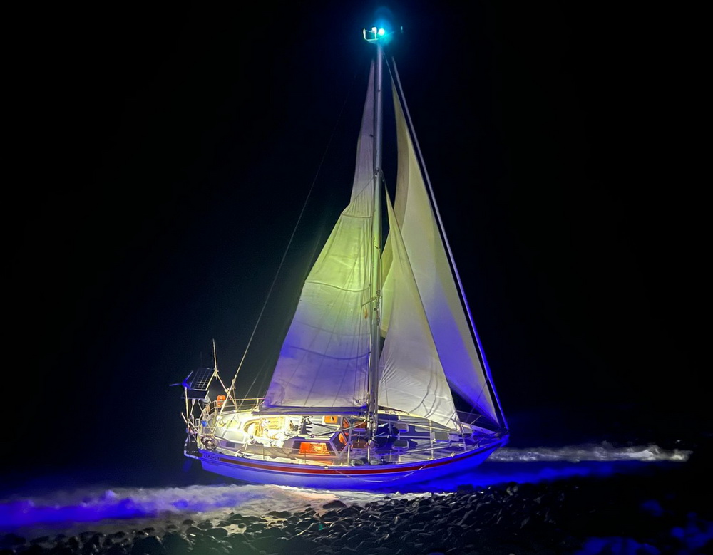 Barco encallado encallado en Tinamala