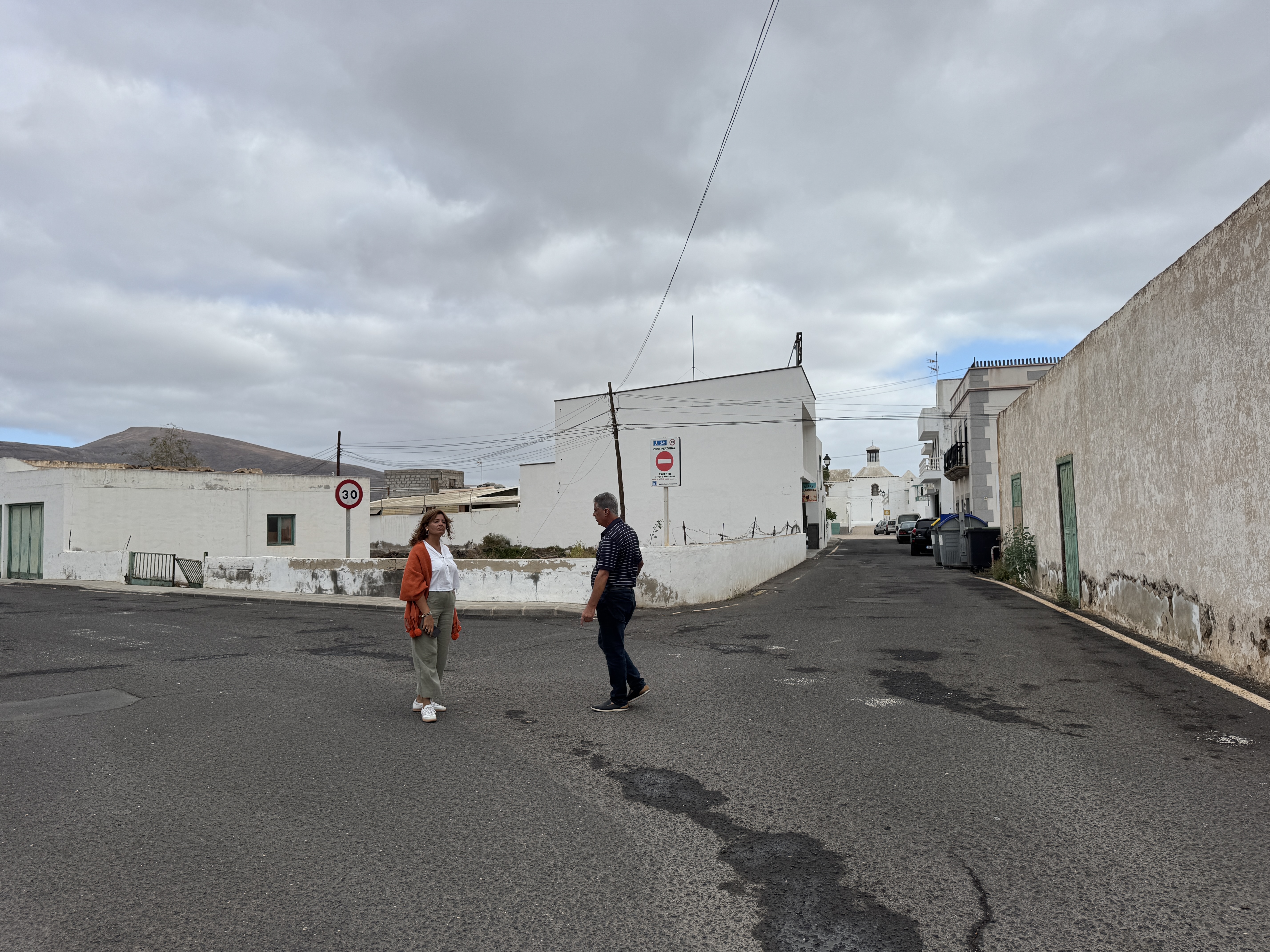 El Ayuntamiento responde con un plan de asfaltado a una demanda histórico de los vecinos de ambas localidades