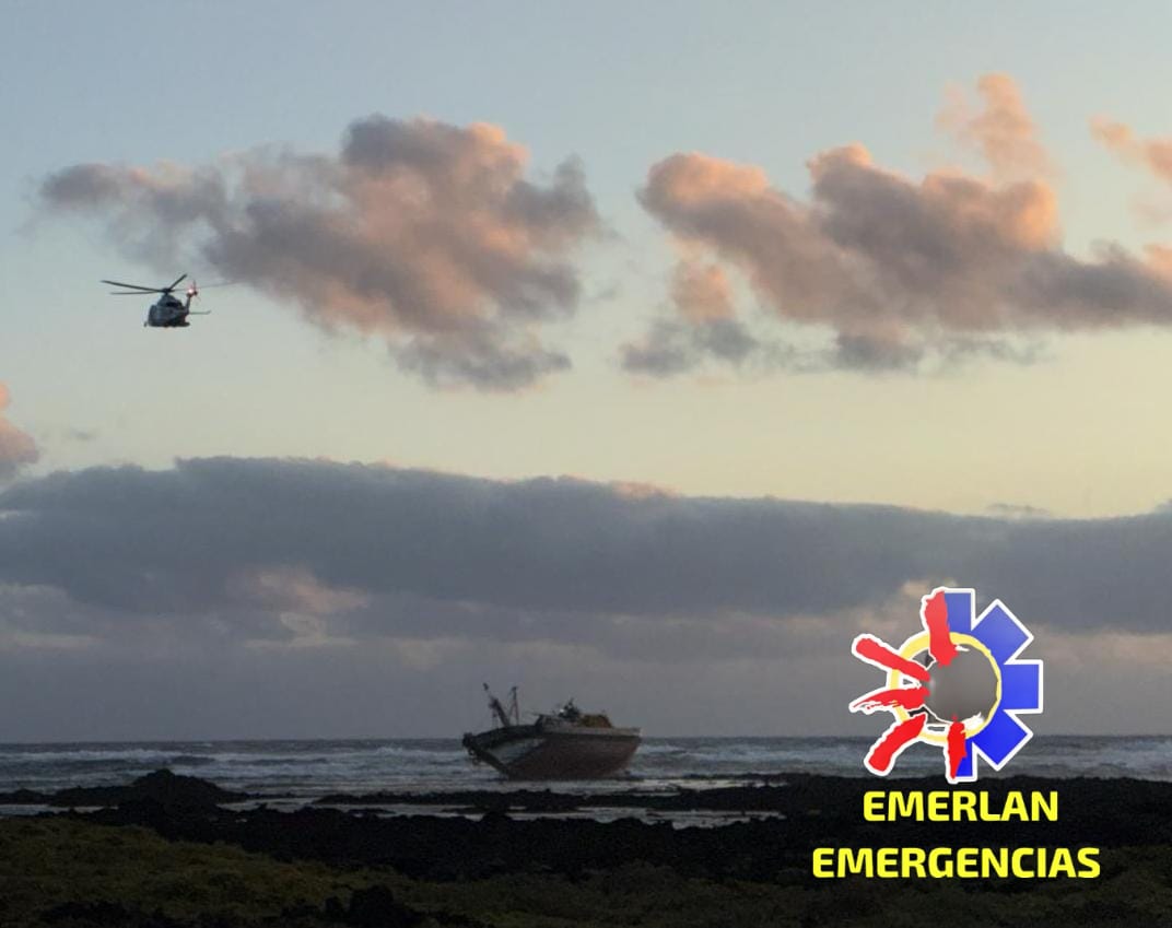 A las 06:15 horas activacion para una embarcacion que encallado en el Charco de la Condesa en Orzola  . En el lugar: SUC Emerlan GUARDIA CIVIL Policia Local Consorcio Helimer Canarias  Se trata de una embarcación  de con  5 acupantes  todos con hipotermia leve valorados por ambualncia  del SUC y ambualncia de EMERLAN.  Aparentemente es una embarcacion con inmigrantes.