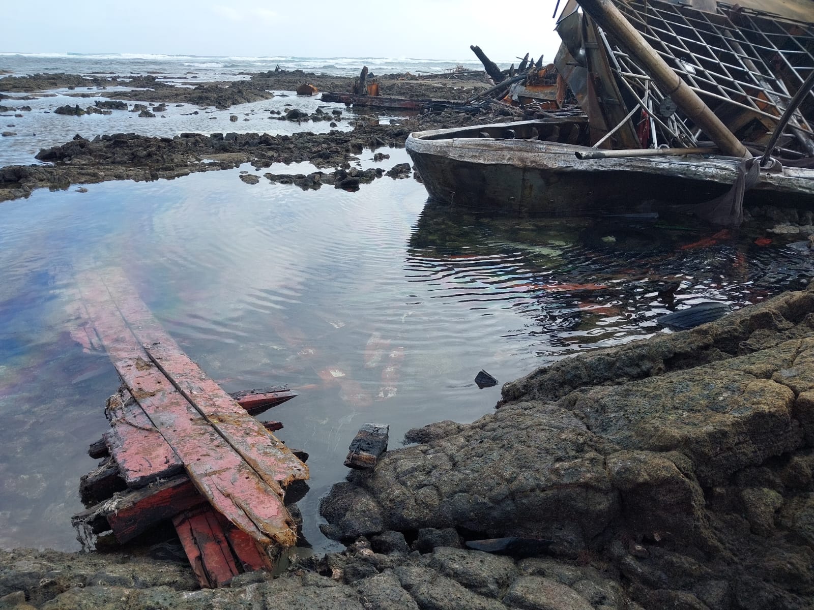 Se está tratando de neutralizar un pequeño vertido de combustible con paños absorbentes