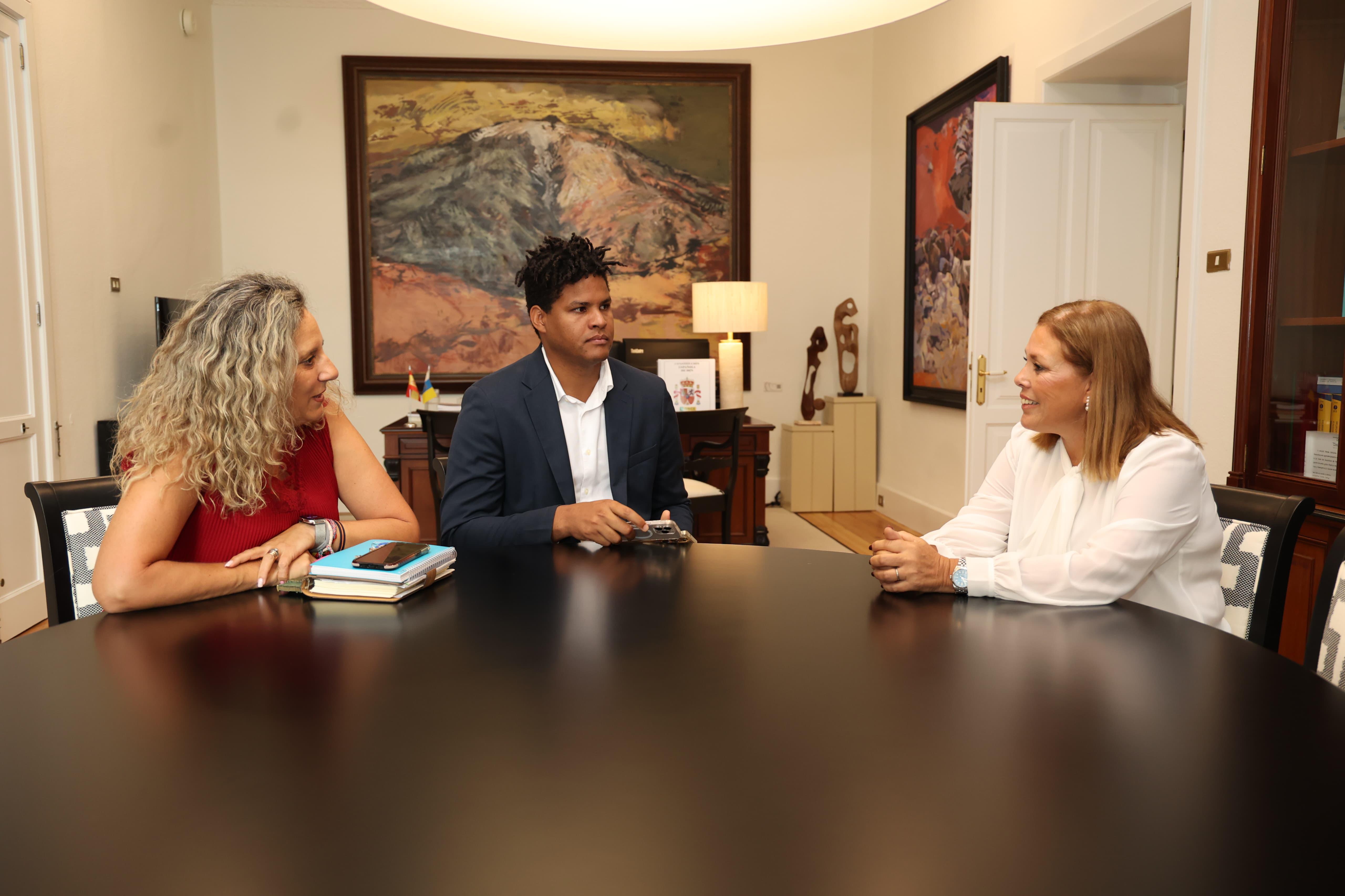 La presidenta del Parlamento, Ástrid Pérez, recibe a la asociación Mi Mundo en Silencio, que reivindica mayor apoyo a las familias con implantes cocleares