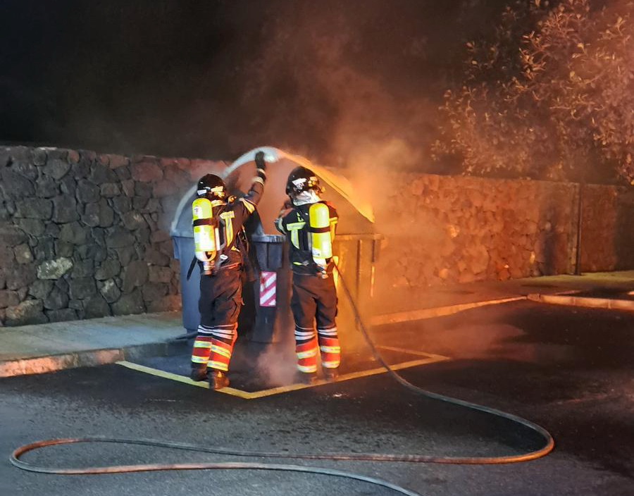 Incendio contenedor  San Bartolome 