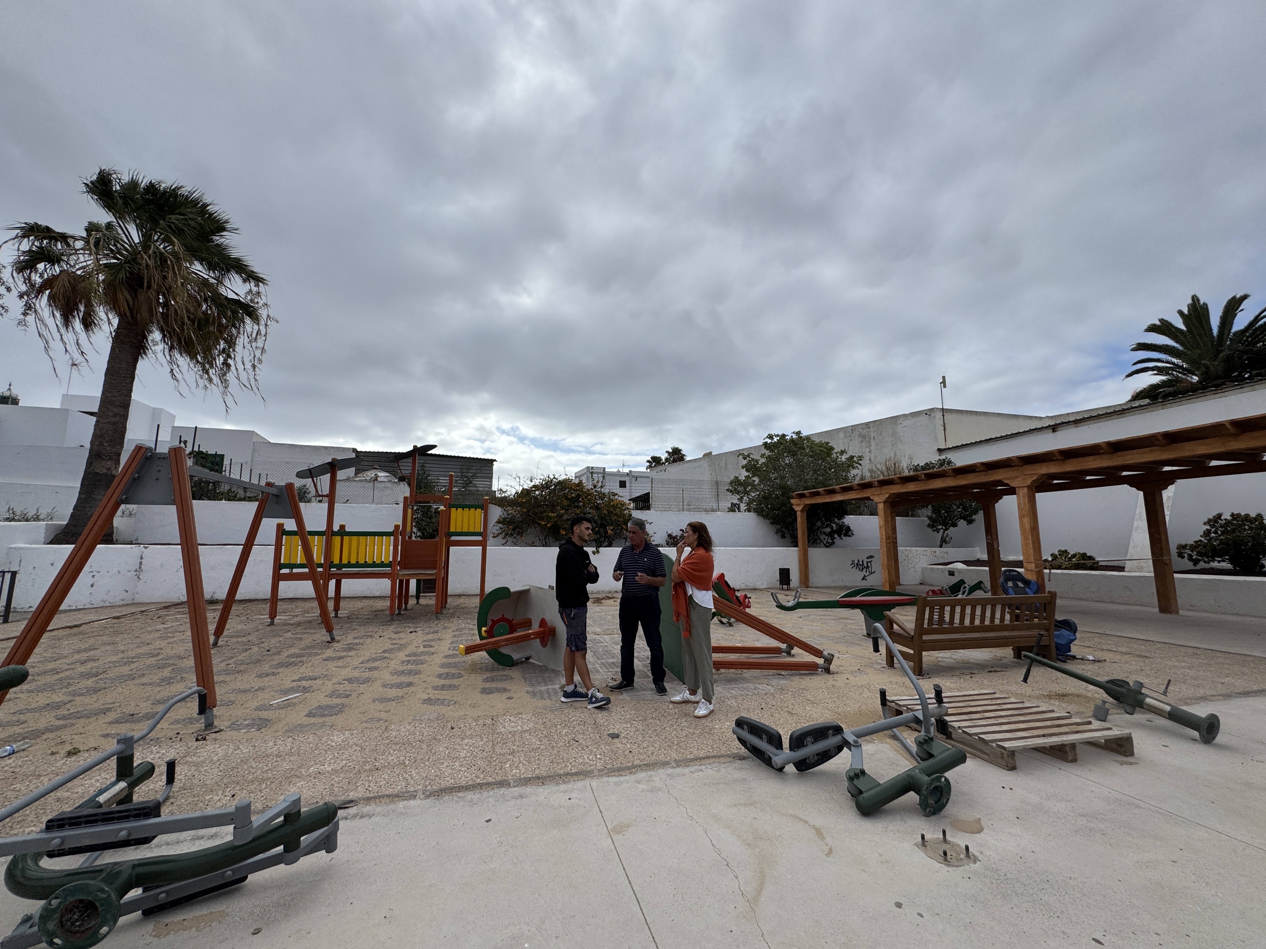 La actuación, con una inversión de 360.000 euros, dotará al espacio de nuevos juegos, zonas de sombra, pavimento adaptado y elementos biosaludables La actuación, con una inversión de 360.000 euros, dotará al espacio de nuevos juegos, zonas de sombra, pavimento adaptado y elementos biosaludables