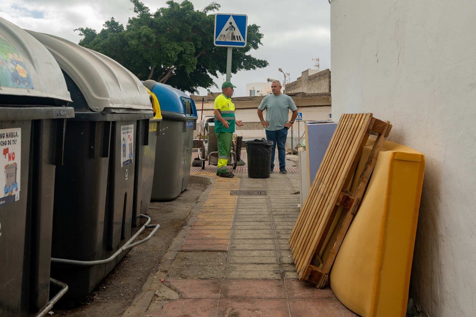 basura tirada en la calle basura tirada en la calle