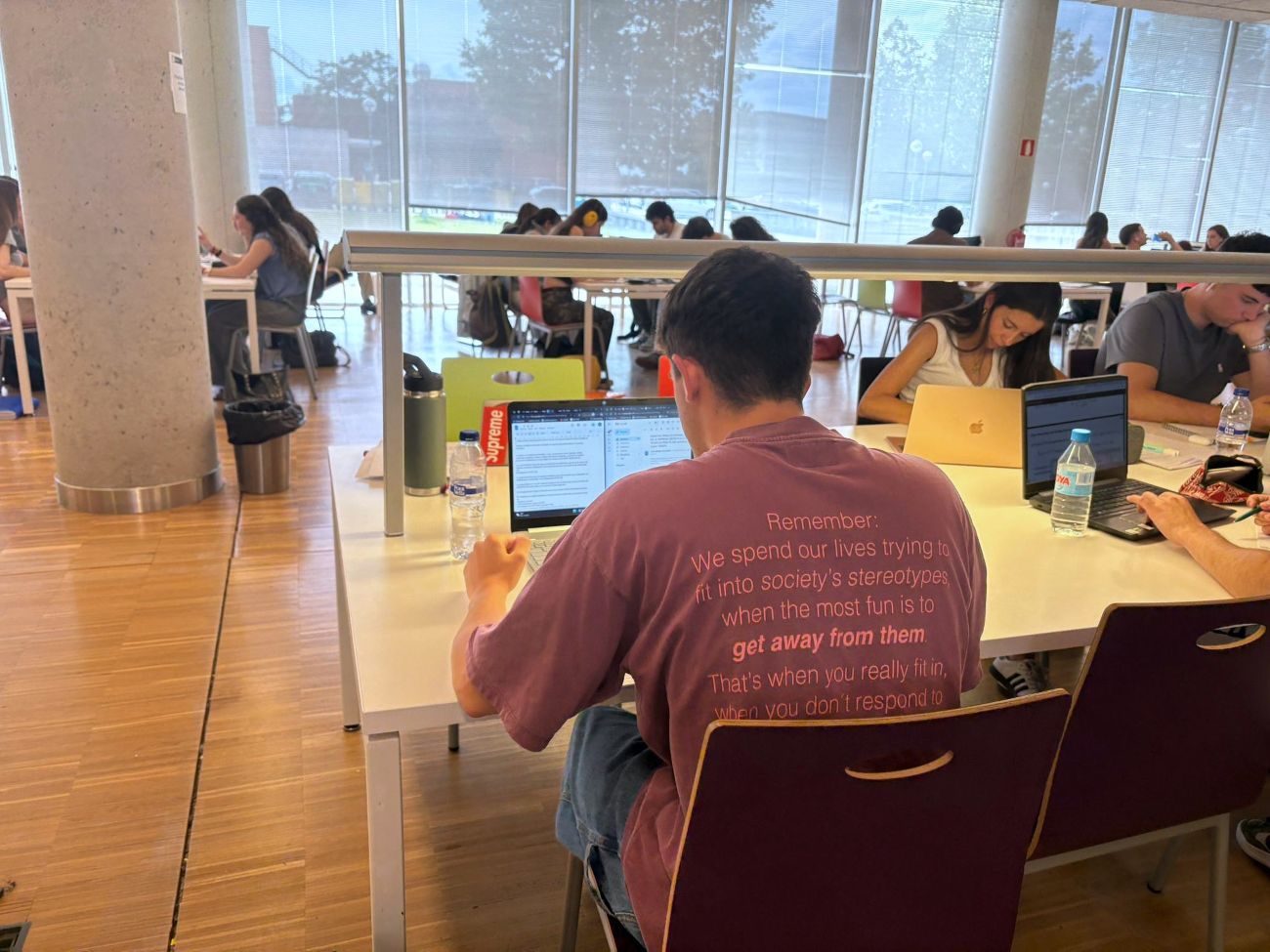 estudiantes en la biblioteca estudiantes en la biblioteca