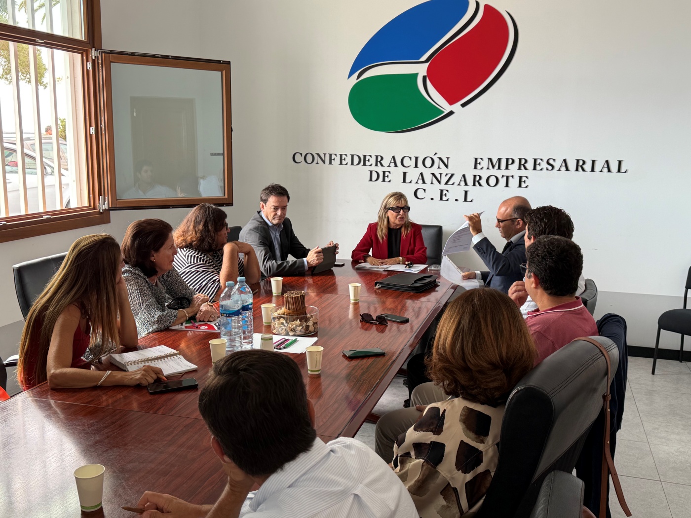 Empresarios e instituciones unen fuerzas contra el empleo irregular y el absentismo