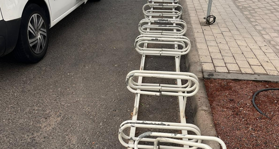 El aparcabicicletas roto del Ayuntamiento, símbolo de una gestión incomprensible