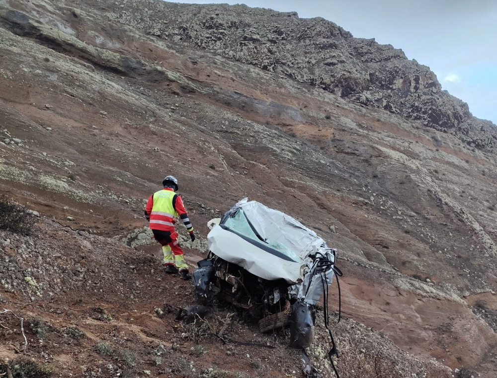 Coche precipiado en las Nieves