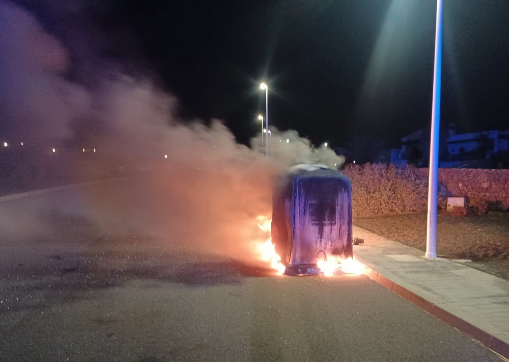 Incencio contenedor calle Noruega