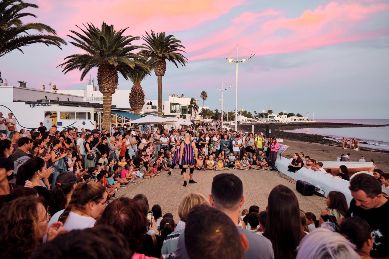 Dos días de teatro, danza, circo y talleres transformaron Playa Honda en un gran escenario al aire libre para disfrute de turistas y residentes