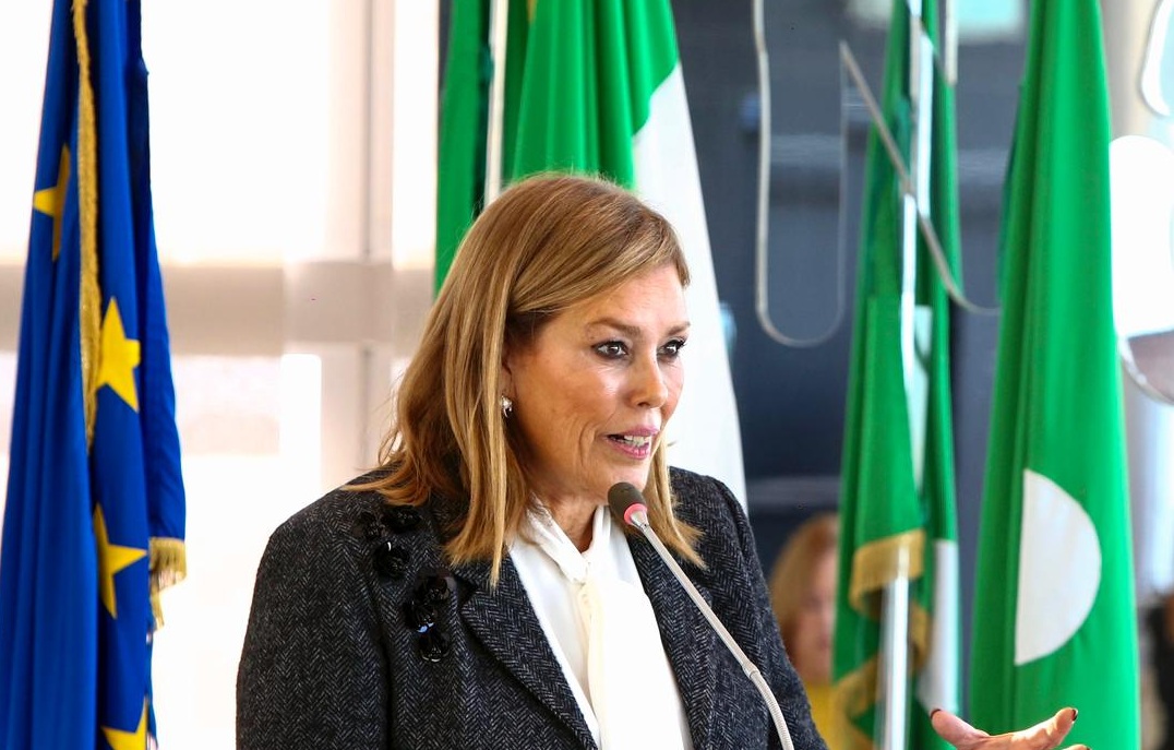 astrid perez en una conferencia astrid perez en una conferencia