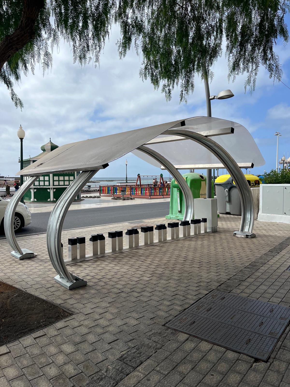 El aparcabicicletas roto del Ayuntamiento, símbolo de una gestión incomprensible