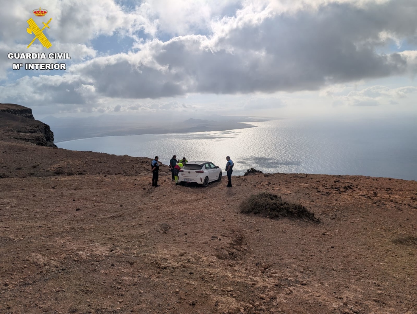 La Guardia Civil, la Policía Local y un enfermero fuera de servicio salvan a un conductor al borde de un barranco