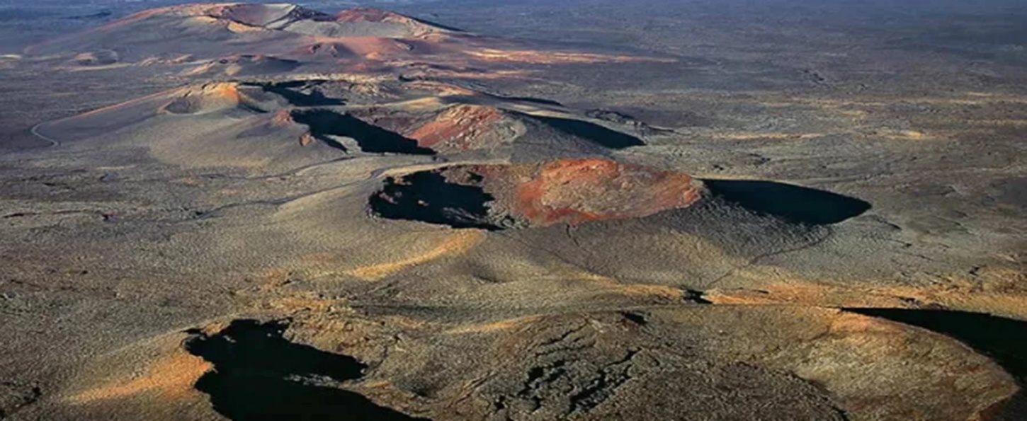 La isla de los volcanes no solo se recorre, se siente. Sus paisajes únicos, su luz especial y la armonía entre arte y naturaleza la convierten en un lugar mágico La isla de los volcanes no solo se recorre, se siente. Sus paisajes únicos, su luz especial y la armonía entre arte y naturaleza la convierten en un lugar mágico