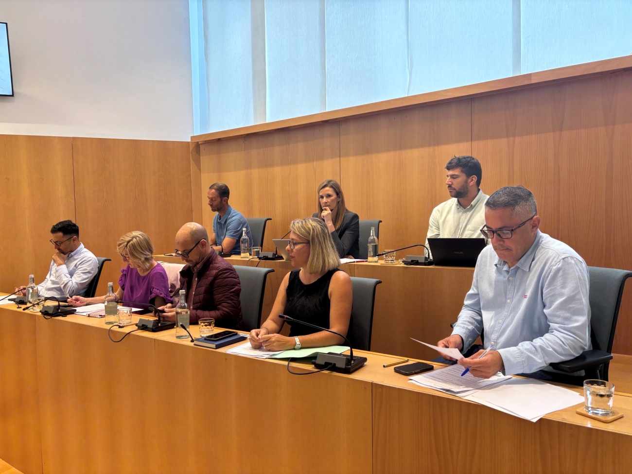 El pleno ratificó la propuesta del grupo de gobierno para separar la gestión de la piscina del resto de servicios en salas deportivas o cafetería