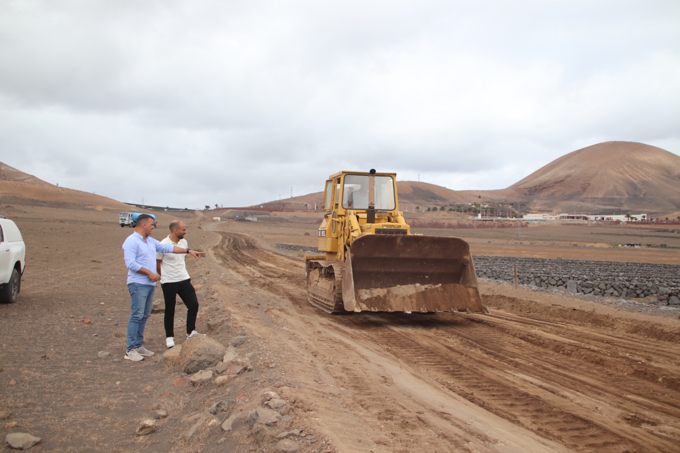 El Ayuntamiento invierte 38.000 euros en maquinaria y aportación de áridos. Los trabajos de mejora facilitan el acceso a fincas de la vega
