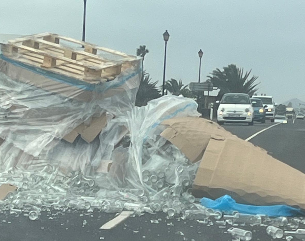 Vuelca un camión que transporta varios palés de envases de vidrio
